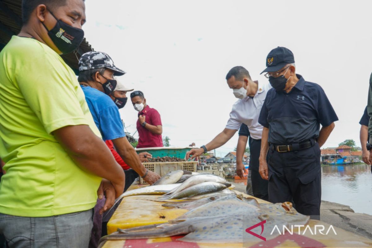 Wapres borong hasil laut di Pulau Cangkir