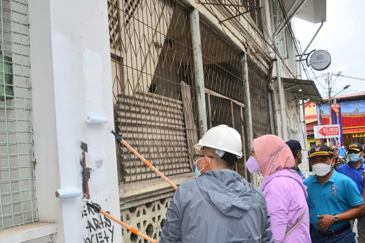 Padang percantik bangunan di Kawasan Kota Tua