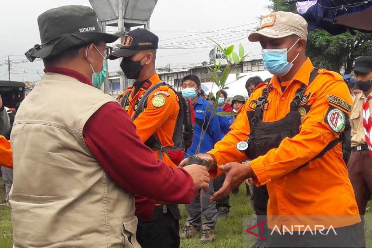 Komunitas pecinta alam tanam 1.000 pohon di lereng Sindoro