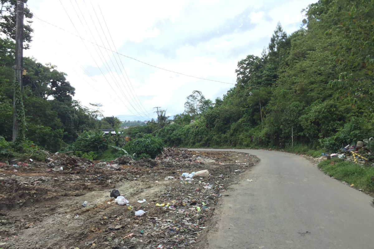 Enam truk dikerahkan angkut sampah di kawasan Ahuru , dorong kesadaran masyarakat