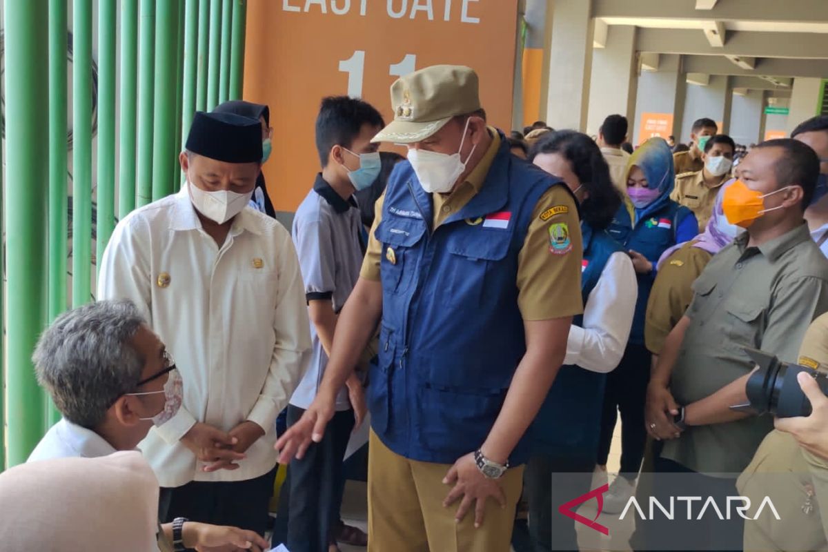 Wagub Jabar tinjau vaksinasi COVID-19 dosis ke tiga di Kota Bekasi