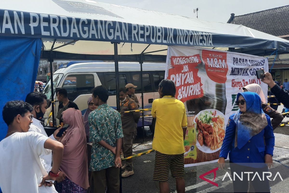 Hanya dua liter per orang, Pariaman mulai Operasi Pasar minyak goreng