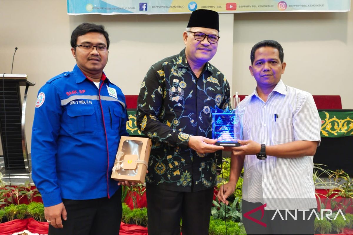 SMK Semen Padang buat souvenir berbahan akrilik dilengkapi LED