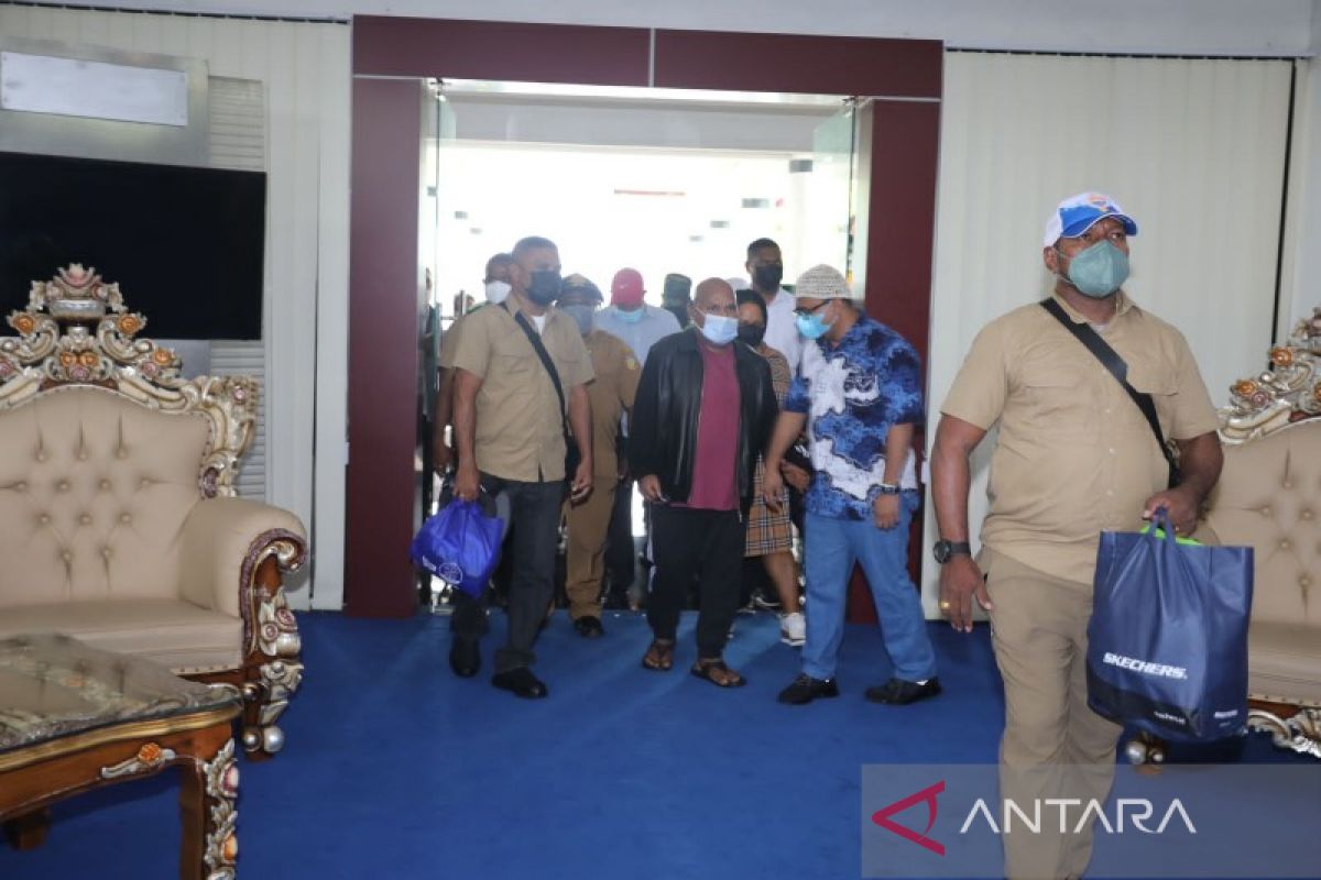 Gubernur Lukas Enembe tiba di Jayapura setelah periksa berobat kesehatan menyeluruh