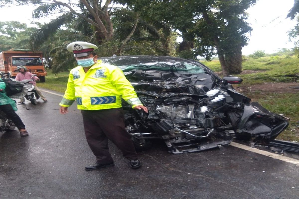 Truck kontra Avanza, satu tewas, satu luka berat