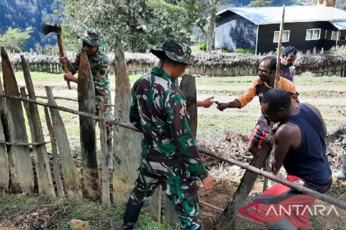 Satgas Yonif MR 412 bantu warga Balingga Lanny Jaya buat pagar kayu