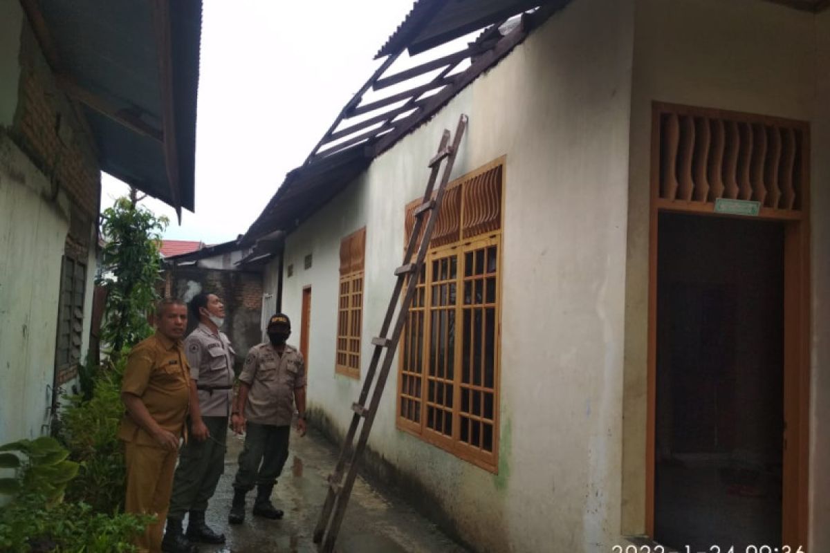 Diterjang puting beliung, dua rumah warga Padang rusak