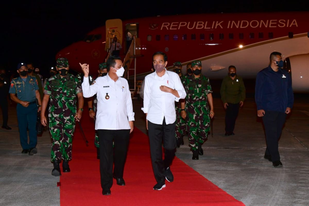 Jokowi tiba di Tanjung Pinang Senin malam