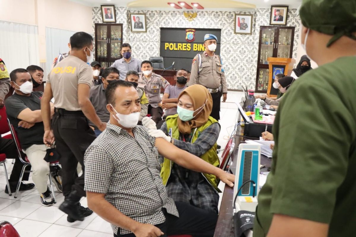 Personel Polres Binjai ikuti vaksin ketiga moderna