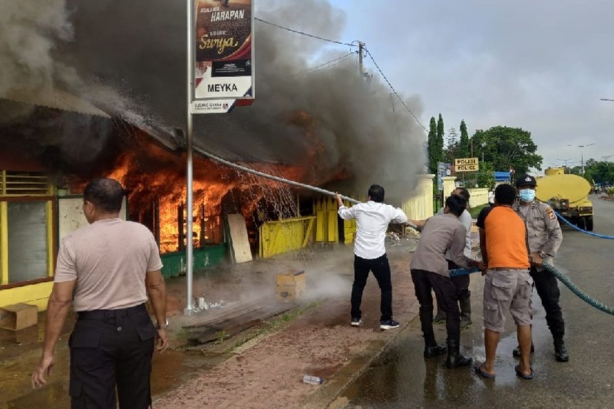 Polisi tangani kebakaran hanguskan tiga unit kios Merauke