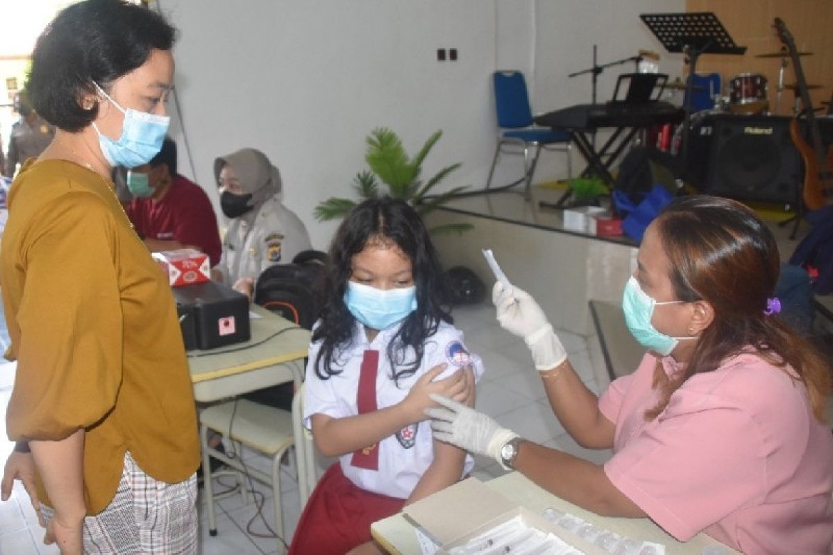 125 siswa SD Kota Jayapura ikuti vaksinasi COVID-19