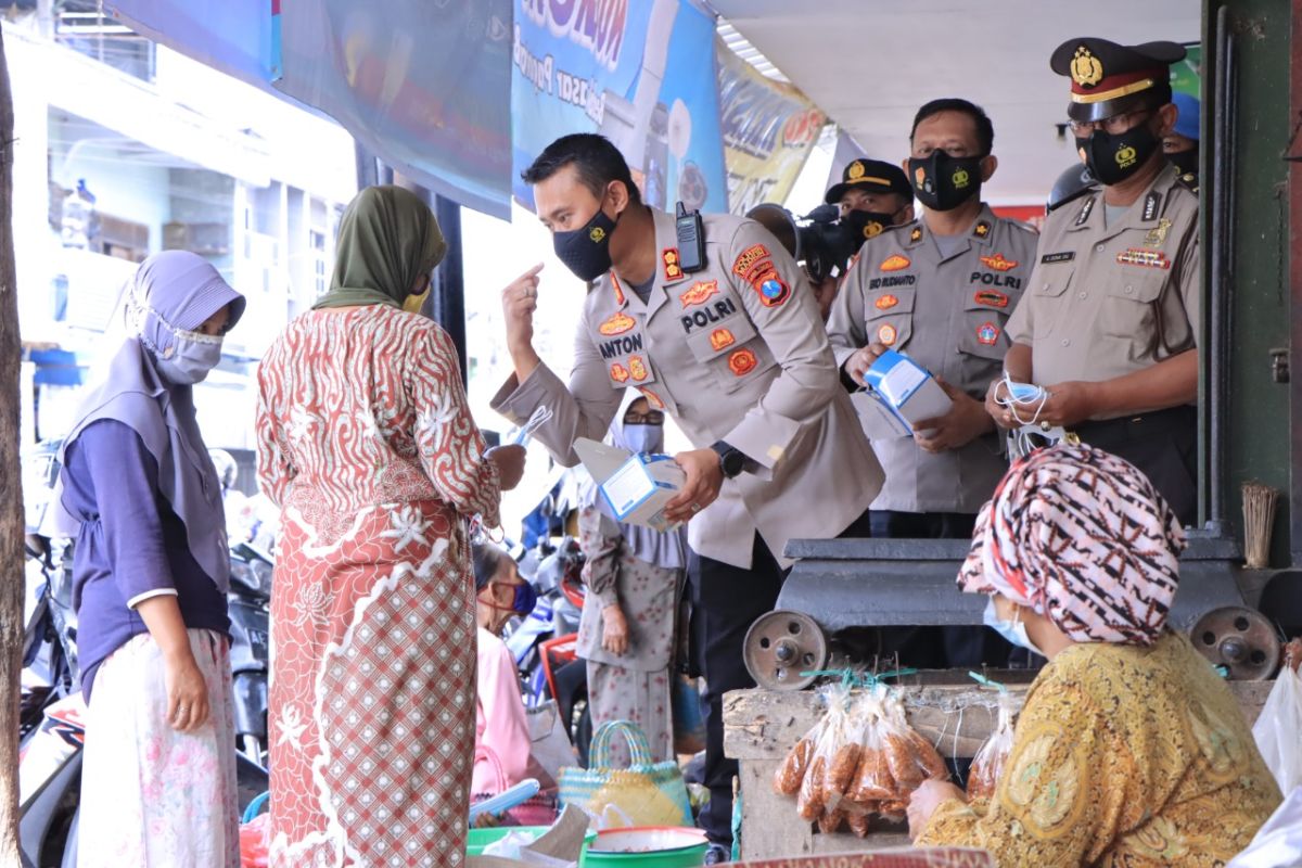 Polres Madiun edukasi pedagang soal pentingnya prokes untuk cegah Omicron