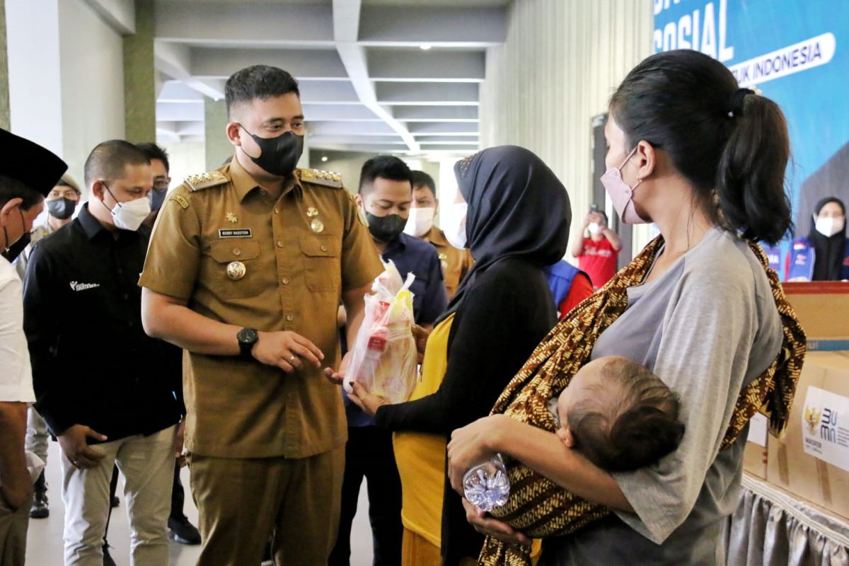 Wali Kota Medan  serahkan makanan tambahan guna minimalisasi kekerdilan