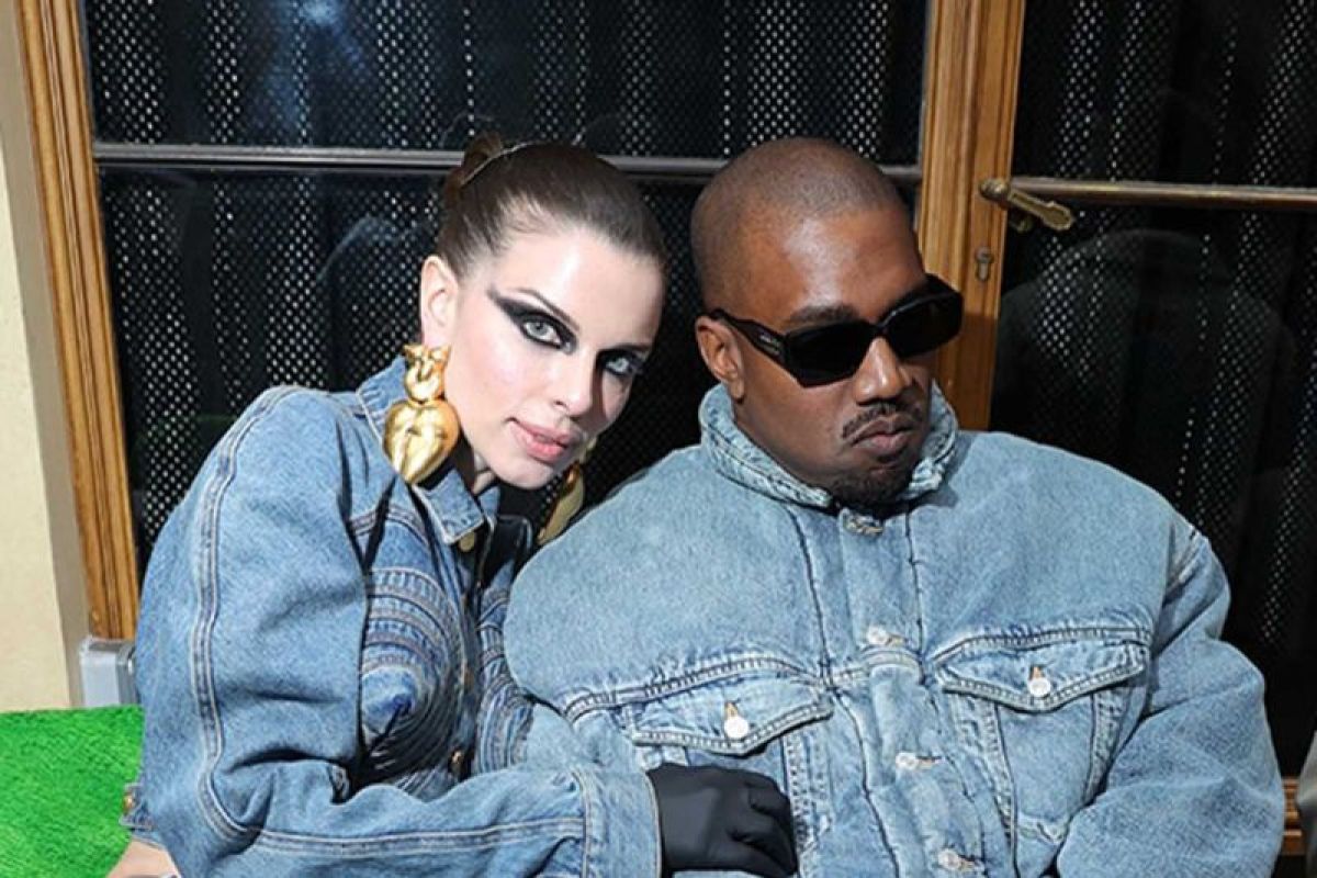 Psangan Julia Fox dan Kanye West tampil serba denim di Paris Fashion Week