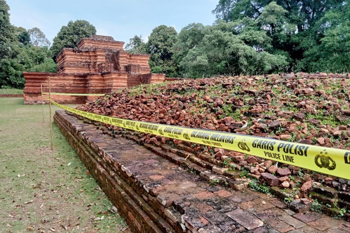 Reruntuhan candi di Percandian Muara Jambi dipasang garis polisi