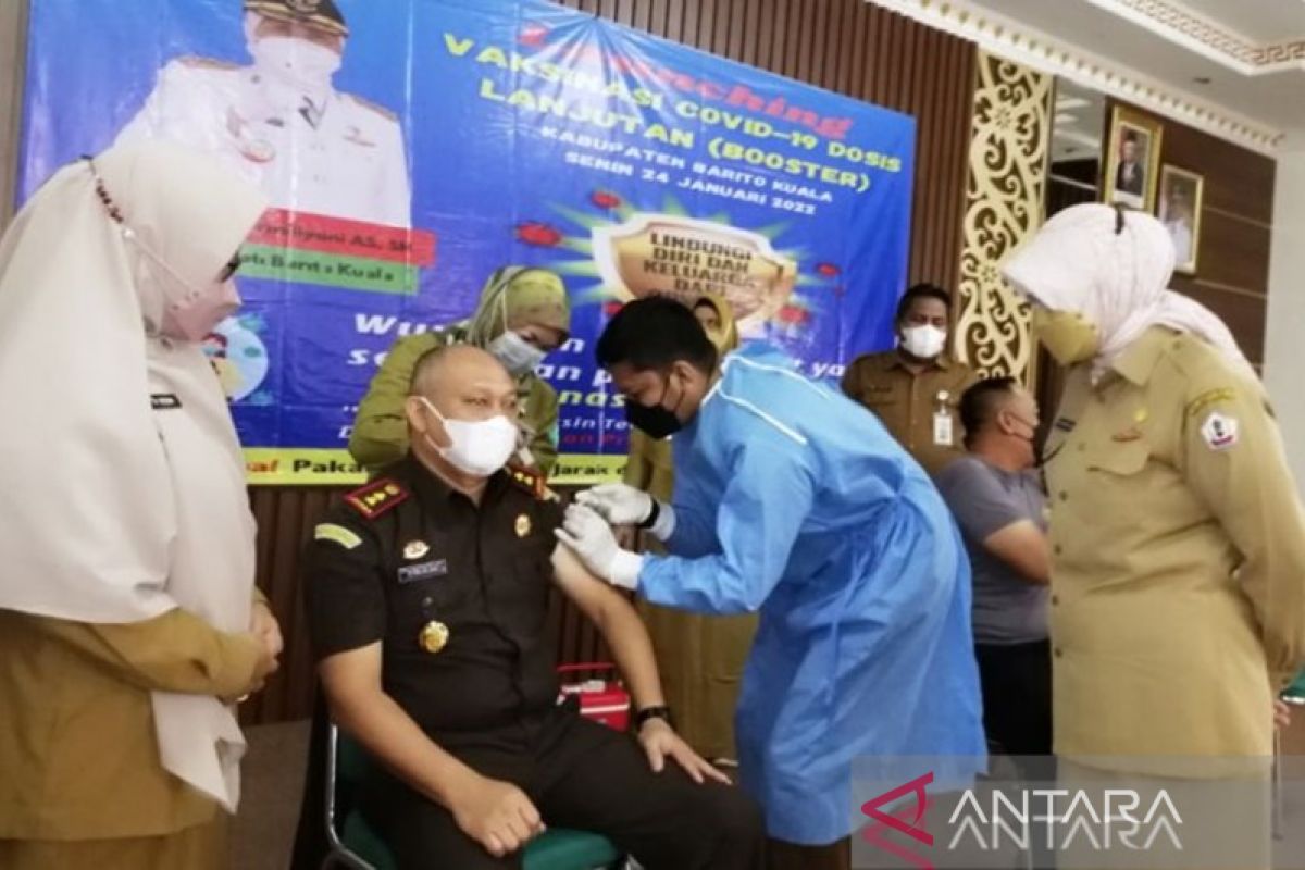 Govt officials, religious figures, ormas first to receive booster vaccination in Batola