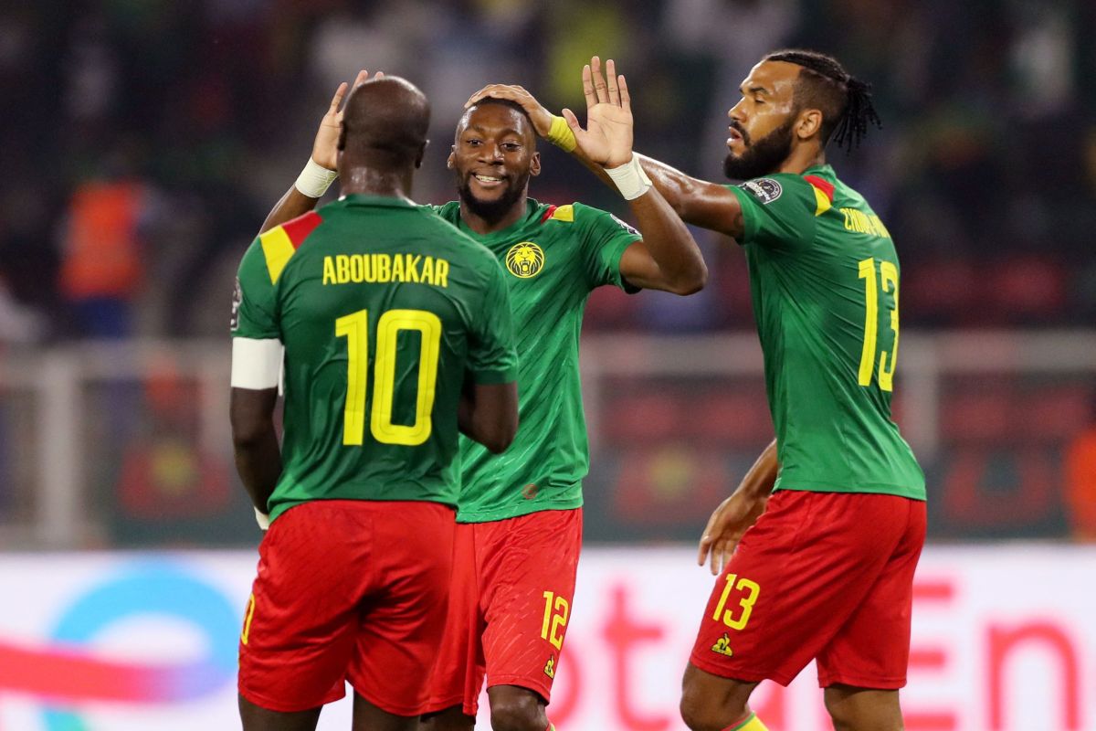 Kamerun ke perempat final  setelah susah payah tekuk 10 pemain Comoros