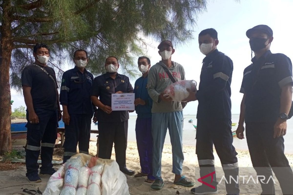 Dua Kelompok Nelayan di Bangka Barat Terima Jaring Udang dari PT Timah Tbk