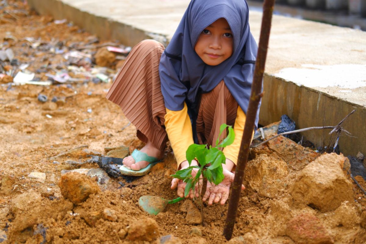 Aksi Menanam ANTARA hijaukan beranda negeri