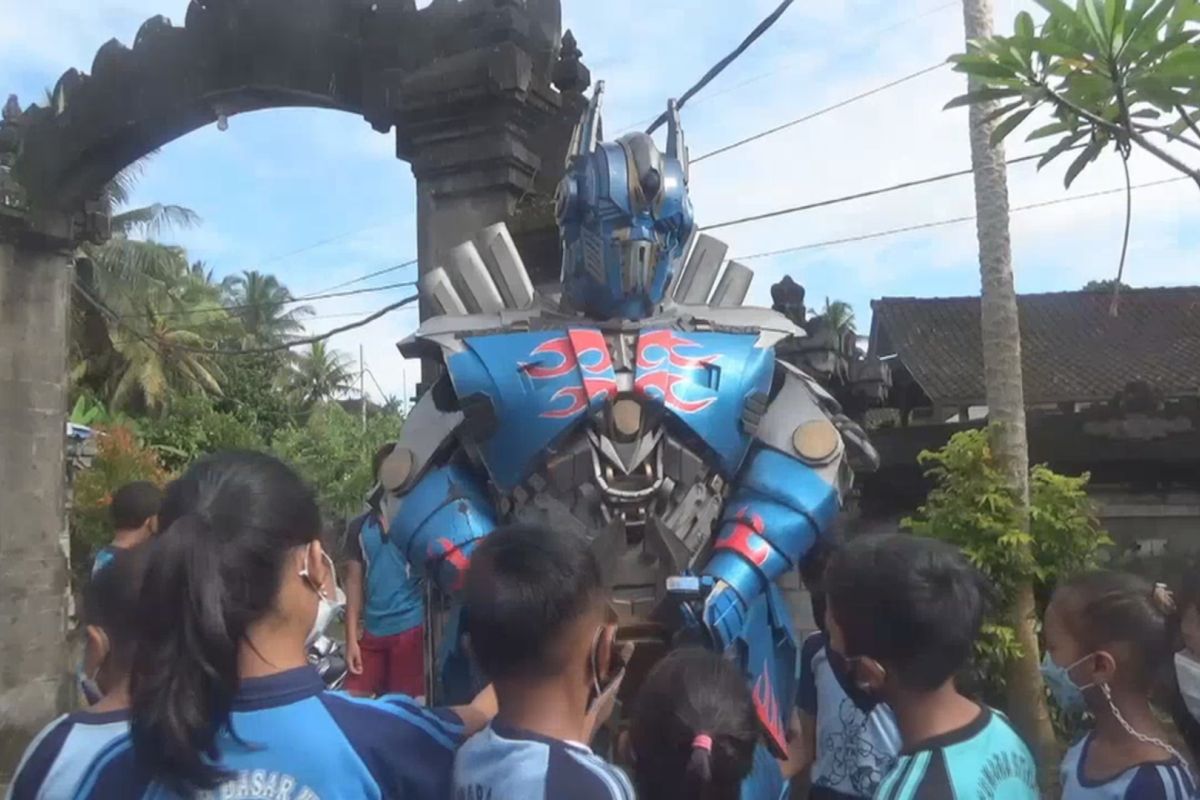 Polisi Tabanan-Bali hadirkan Robot Transformer saat vaksinasi anak (video)