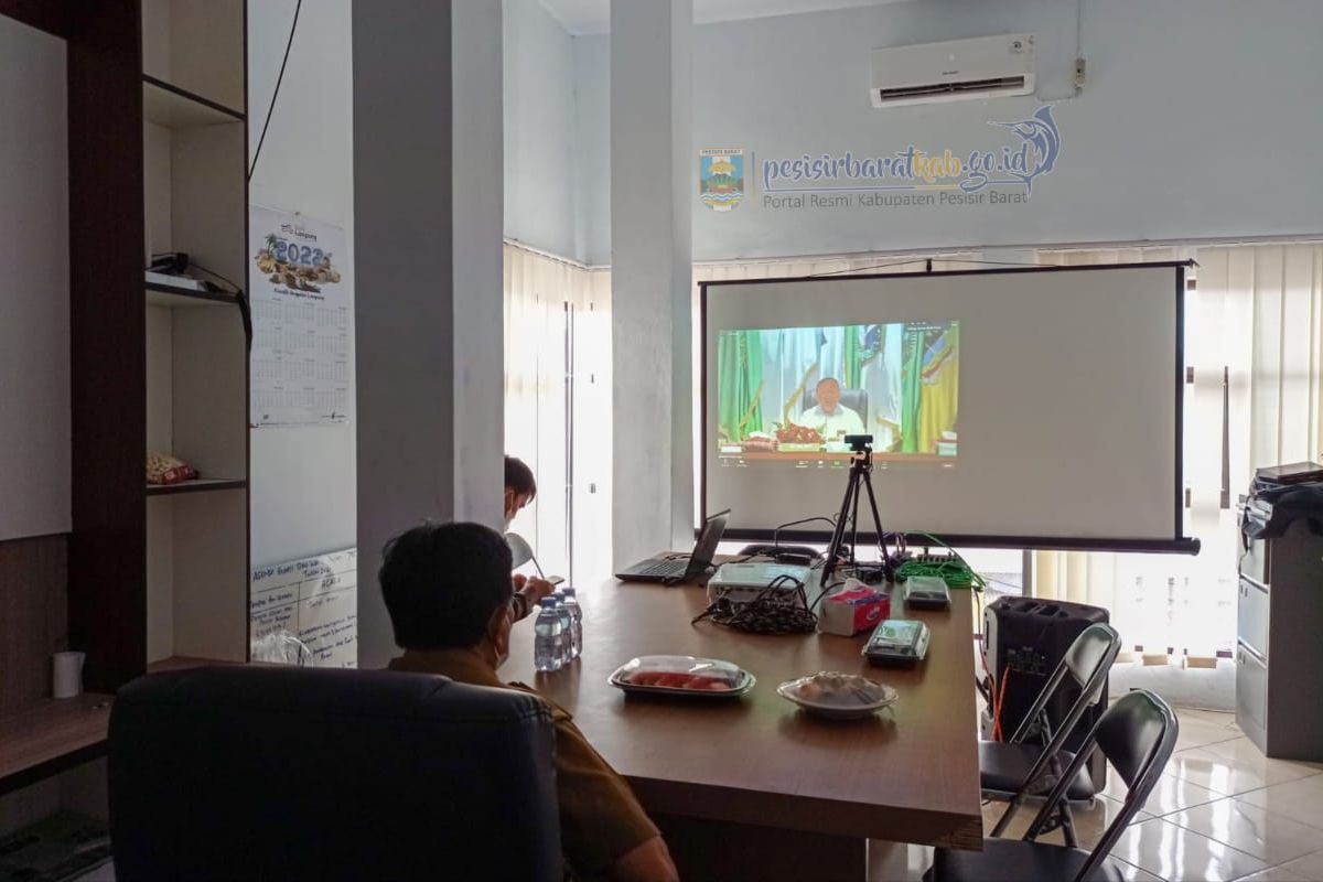 Wakil Bupati Pesisir Barat ikuti rapat kerja bersama Kemendagri melalui virtual meeting