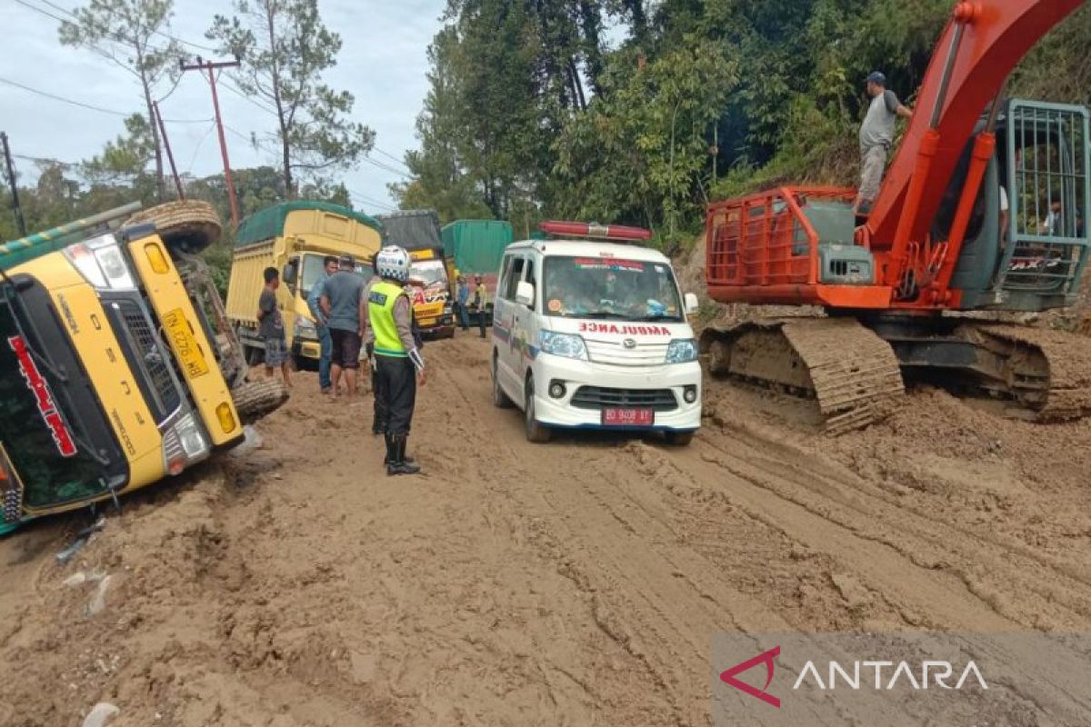 Material longsor sempat lumpuhkan jalinsum Tarutung-Sipirok sebabkan truk terbalik hingga antrean kendaraan belasan kilometer