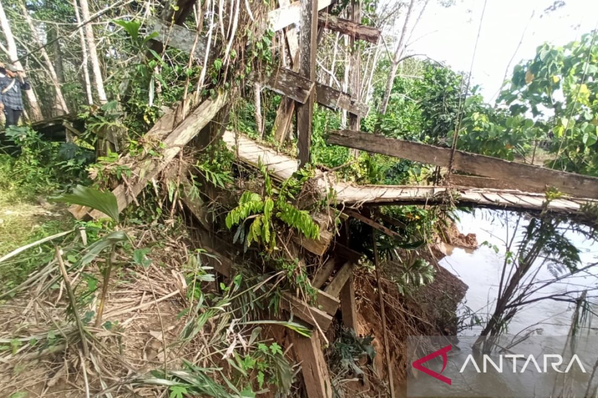 Jembatan gantung di Desa Baruh Penyambaran alami kerusakan