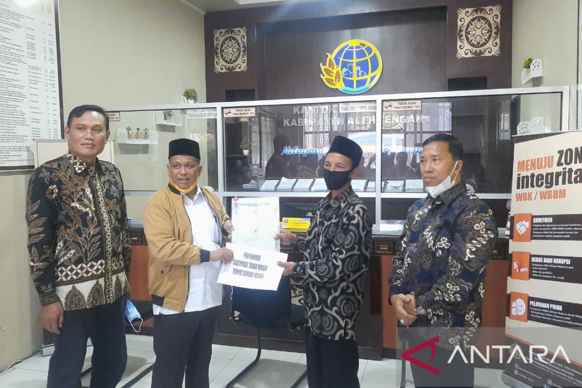 Kementerian ATR/BPN serahkan dua sertifikat tanah wakaf tempat ibadah di Aceh Tengah