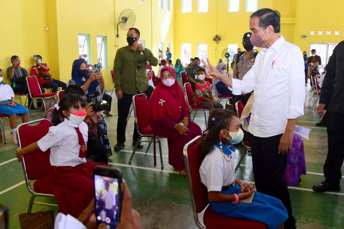 Presiden tinjau vaksinasi lansia dan anak-anak di Kabupaten Bintan