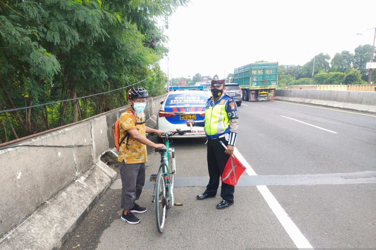 Polisi bantu pesepeda yang tersasar ke jalan tol