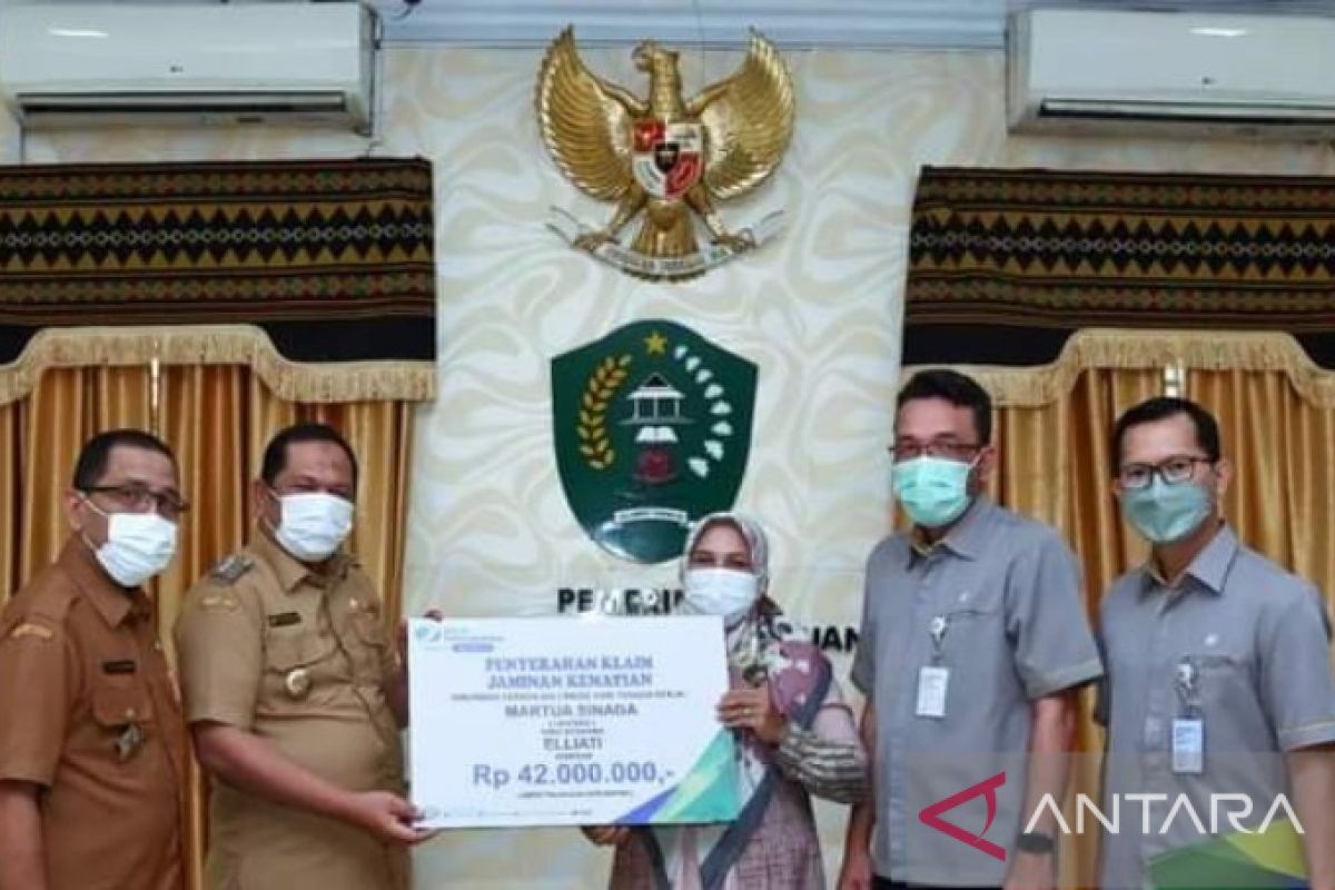 Disaksikan Wali Kota Padangsidimpuan, BPjamsostek serahkan santunan kematian