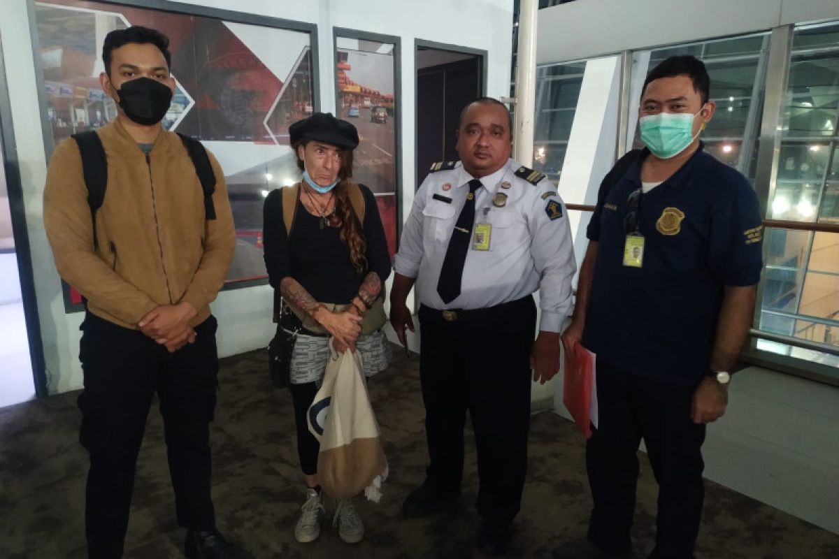 Imigrasi Bali deportasi WN Belanda karena salah gunakan izin tinggal