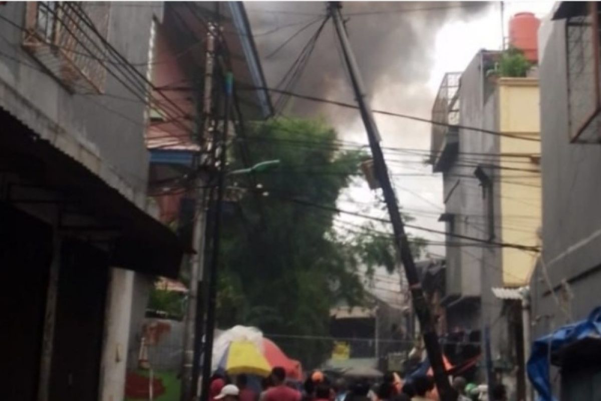 Police distributes food assistance to fire victims in West Jakarta