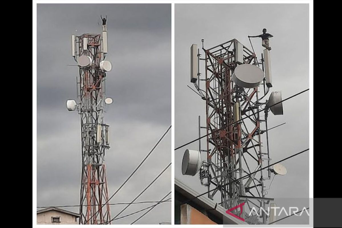 Buat geger, seorang pria nekat naik tower telekomunikasi ketinggian 44 meter tanpa pengaman