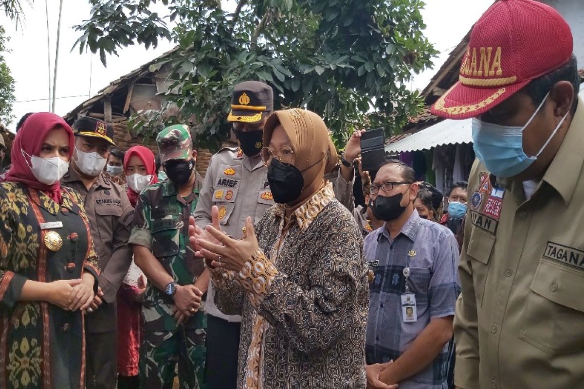 Mensos Risma tinjau korban banjir di Pekalongan