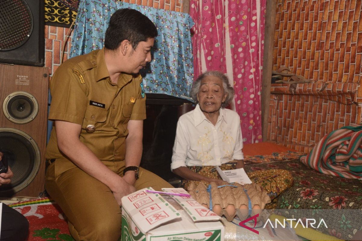 Baznas antarkan langsung bantuan ke rumah 38 orang lansia di Sawahlunto