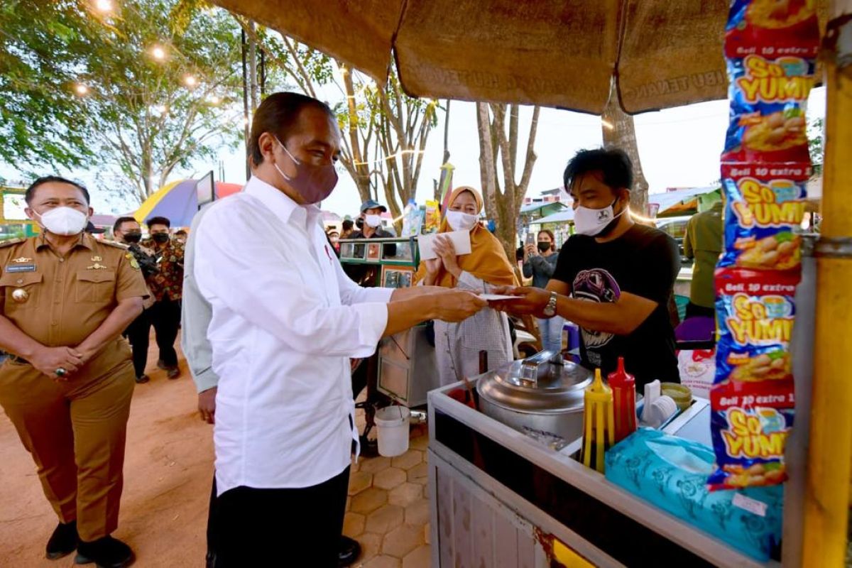 Presiden serahkan bantuan modal ke pedagang di Pasar Bintan Center