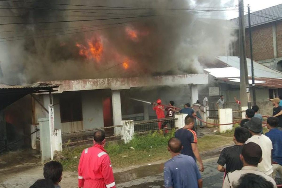 Empat rumah dan dua tempat usaha hangus terbakar