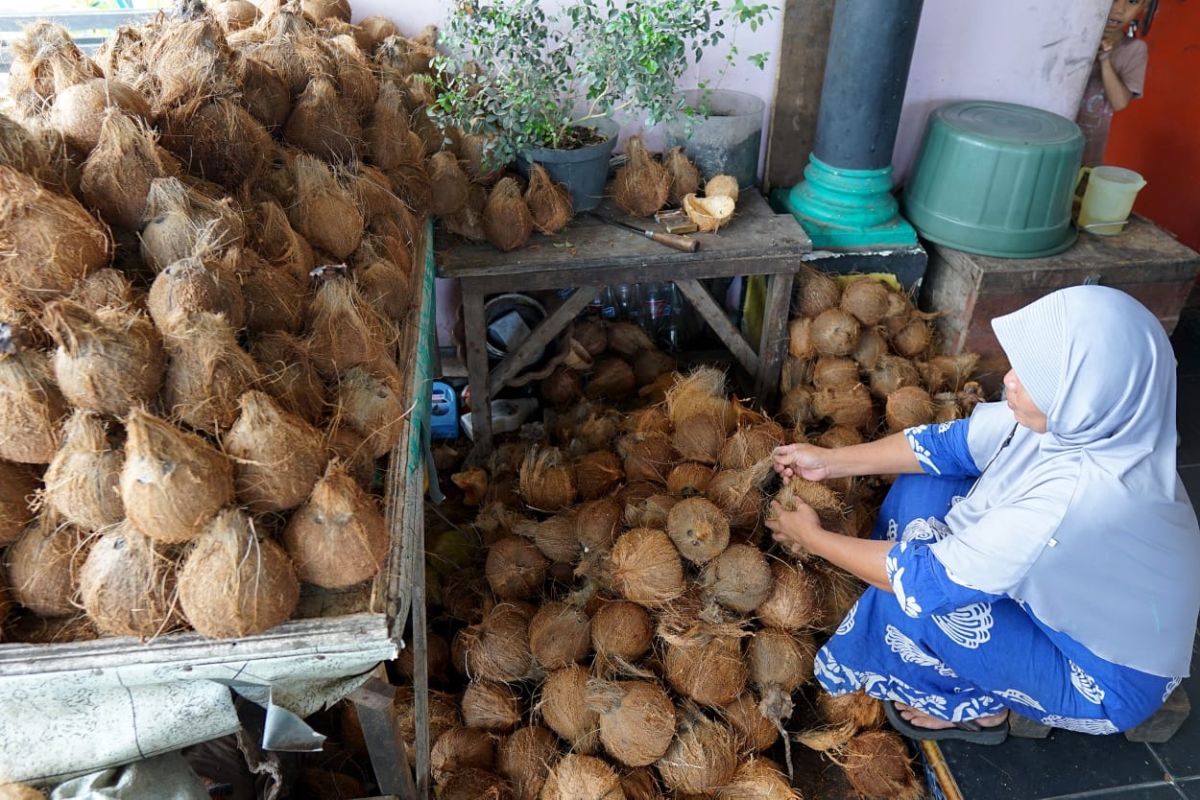 Seorang warga Gorontalo buka usaha olahan kelapa di masa pandemi