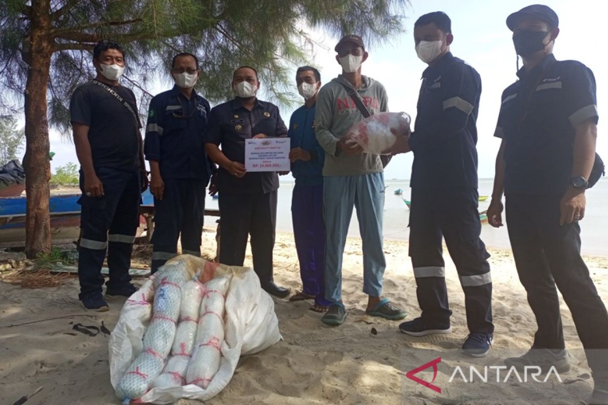 PT Timah Tbk salurkan bantuan jaring udang ke nelayan Bangka Barat