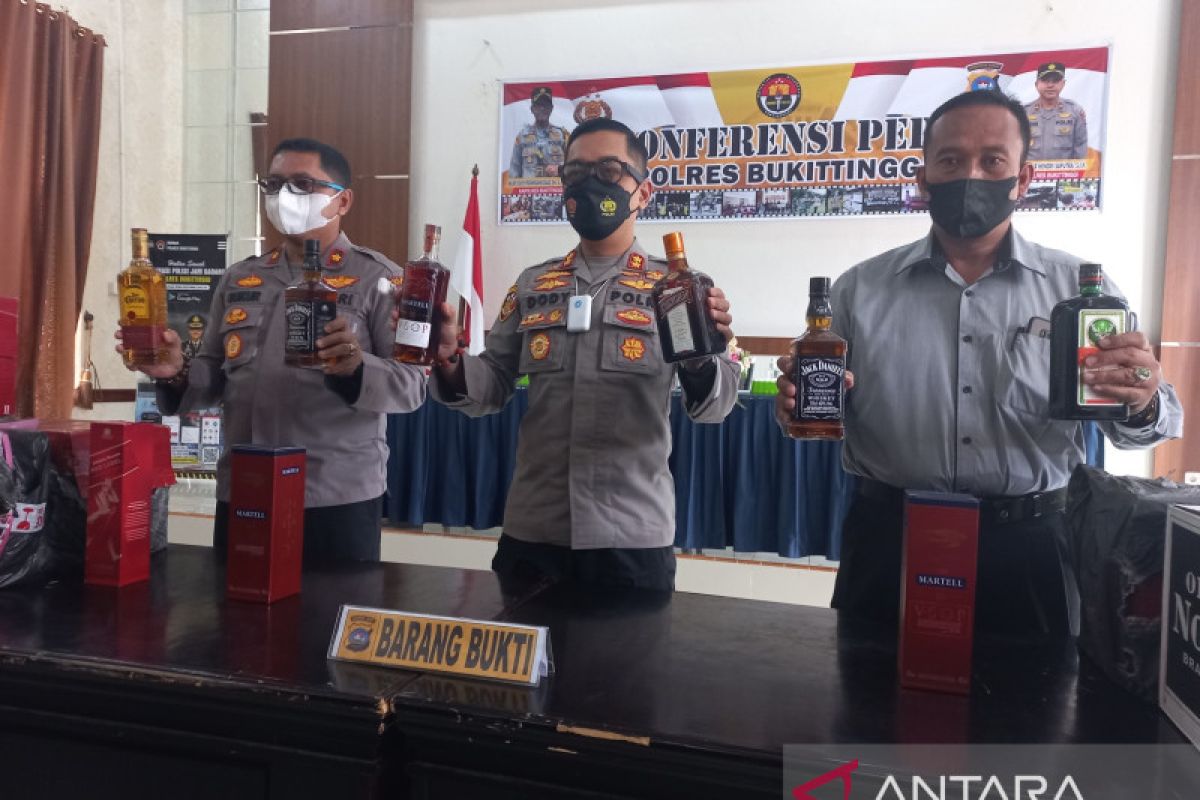 Polisi Bukittinggi amankan 2.160 botol miras bermerek terkenal dari Batam (Video)