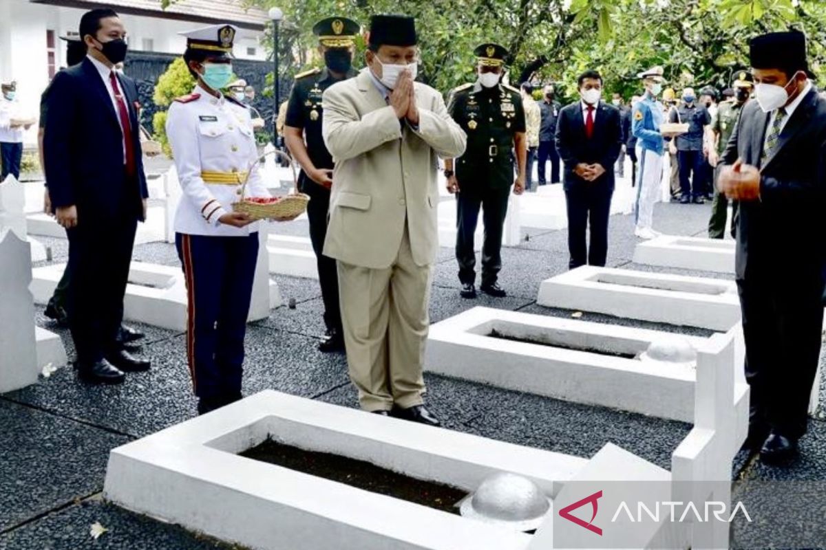 Menhan Prabowo peringati Pertempuran Lengkong saat ziarah ke makam Daan Mogot