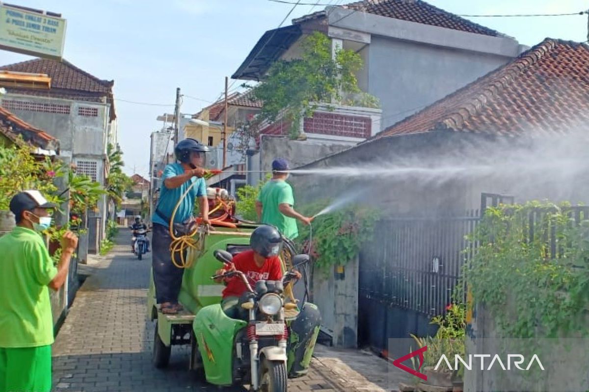 Atasi COVID-19, Pemkot Denpasar semprotkan disinfektan secara massal