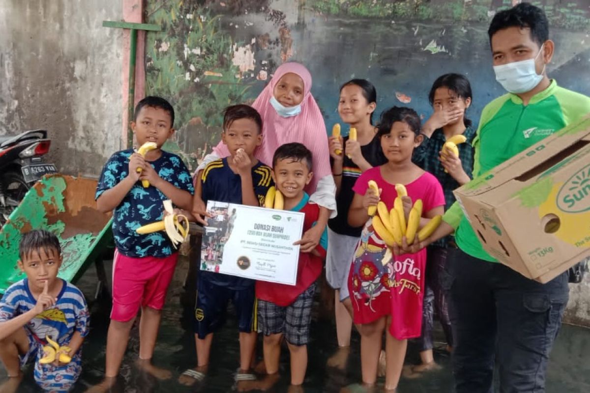 Sunpride dan Dompet Dhuafa donasi buah bagi korban banjir Jakarta