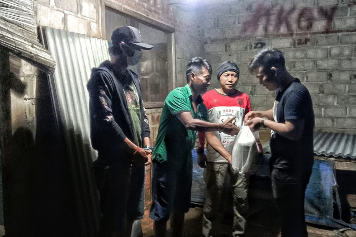 Perkumpulan Agus Agus Bersaudara Indonesia beri bantuan sembako kepada korban angin kencang