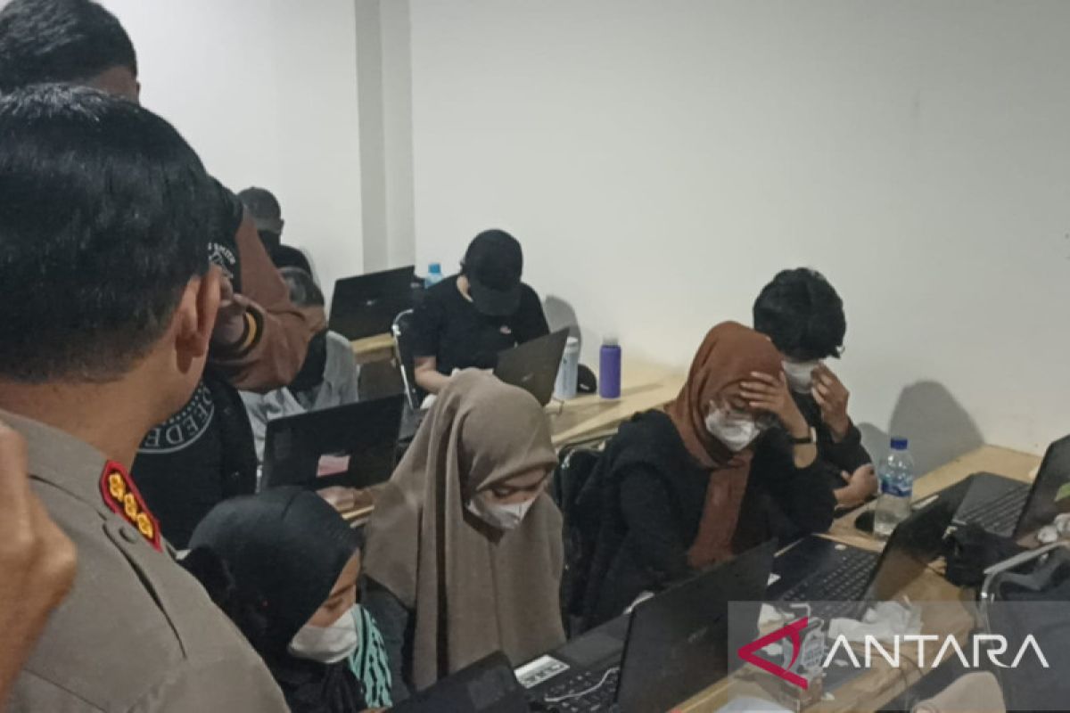 Polisi amankan 99 karyawan  pinjol ilegal di Pantai Indah Kapuk