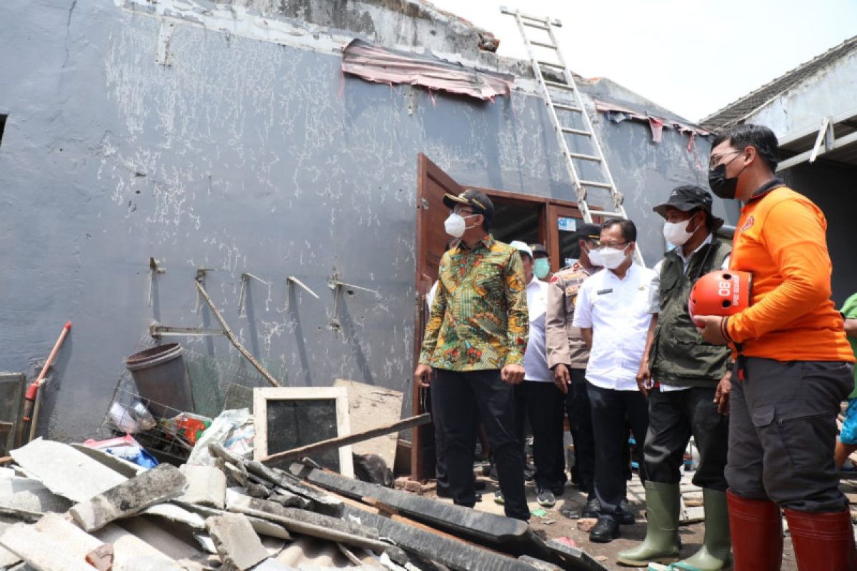 Pemkab Sidoarjo bantu perbaikan rumah korban angin kencang