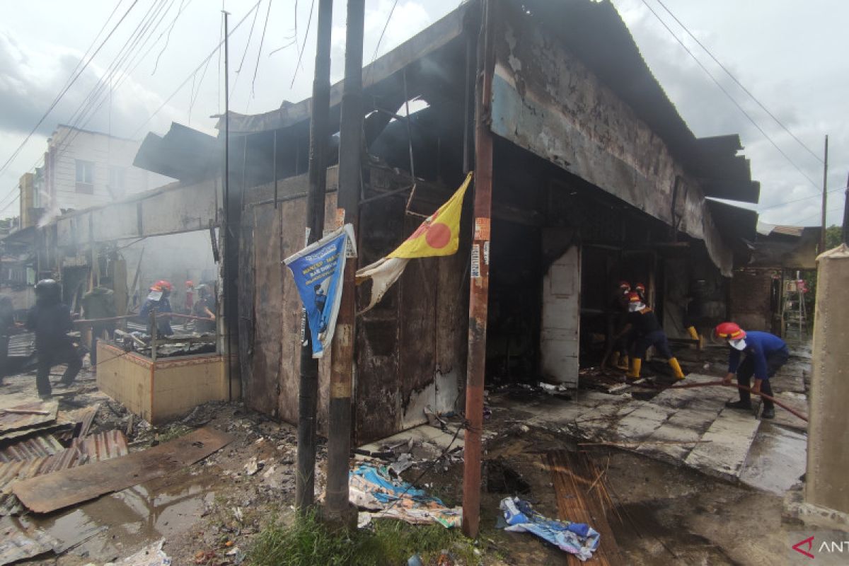 Kebakaran terjadi di kompleks  pertokoan Simpang Bombat Palembang
