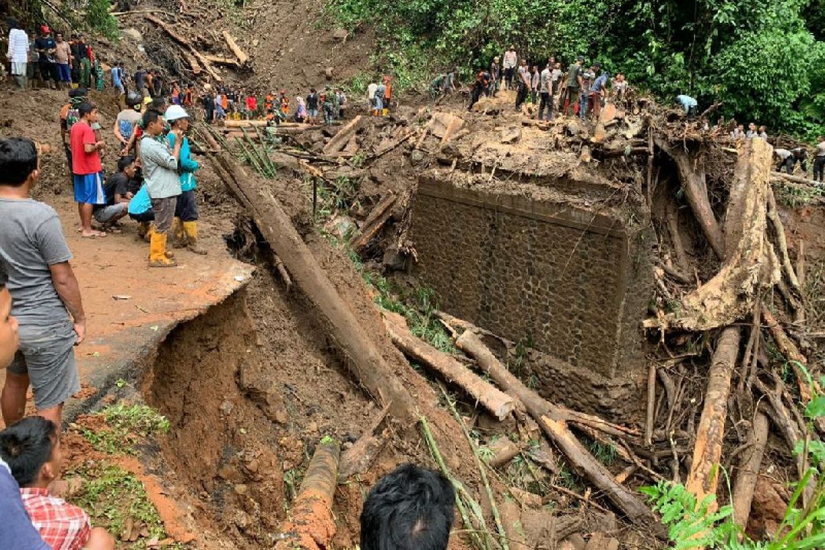 Terkendala jalan putus, PLN tetap upayakan percepatan pemulihan listrik di Pekalongan