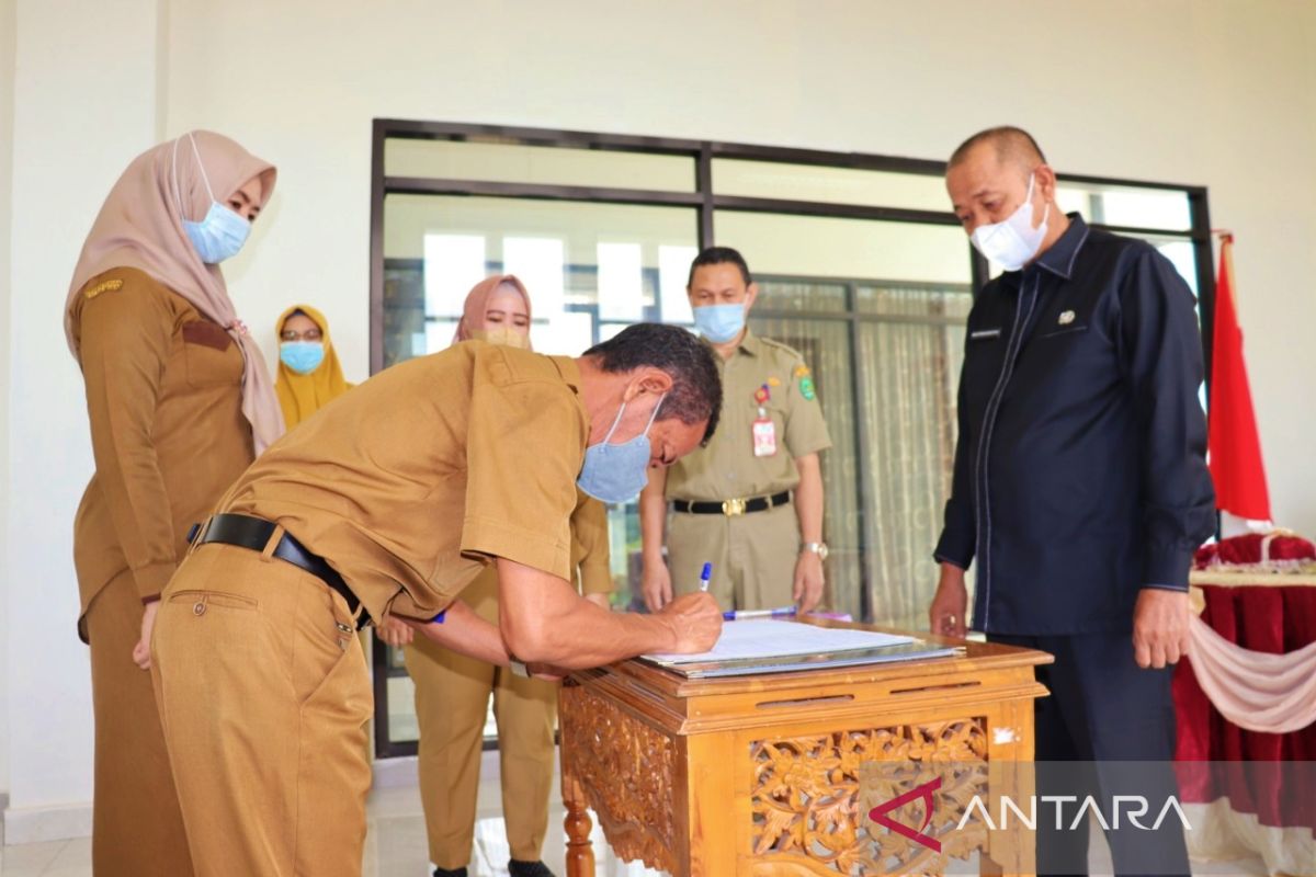 Dua orang pejabat Disdukcapil Tapin dilantik dan diambil sumpah